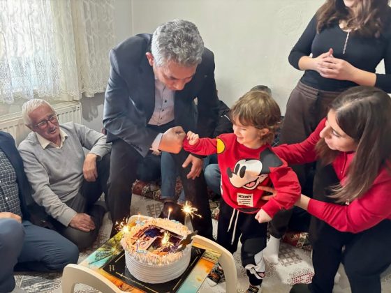 Çal Belediye Başkanımız Sayın Ahmet Hakan, DMD Hastası Mert’in Doğum Gününü Kutladı ve Halkı Destek Olmaya Davet Etti