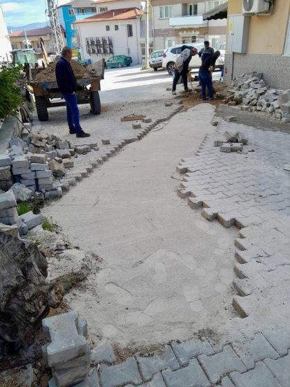 Çal Belediyesi’nden Kilit Parke Taşlarına Bakım ve Tamirat Çalışması