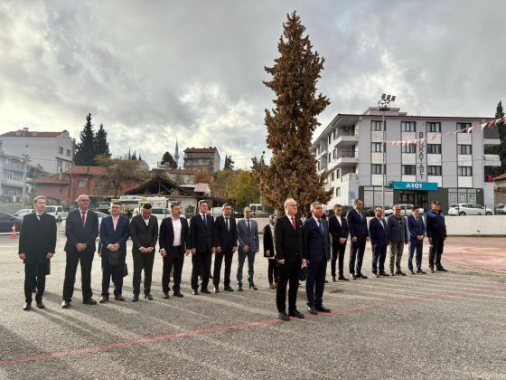 24 Kasım Öğretmenler Günü’nde Çelengi Başöğretmenimiz Atatürk’ün Anıtına Sunduk