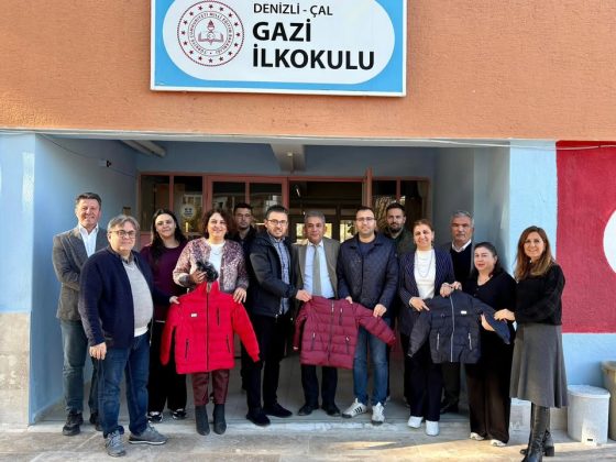 Çal Belediyesi’nden 149 Öğrenciye Mont Desteği